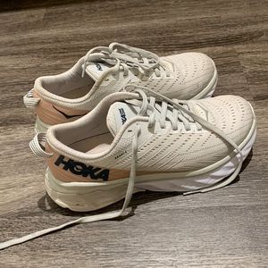 HOKA Arahi 4 Size 6